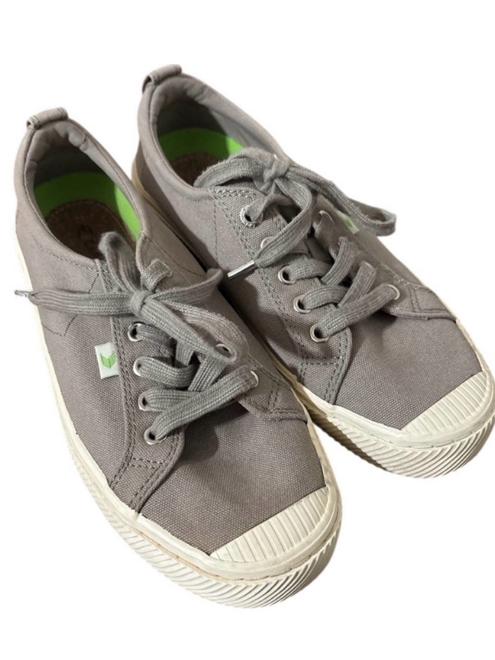 Cariuma OCA Low Canvas Lace-Up Sneakers in Gray with Rubber Toe Cap 8.5